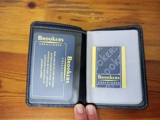 Tarjetero de piel negro, azul y morado