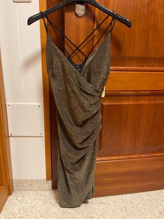 Vestido de fiesta dorado y negro