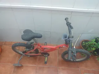 Bicicleta infantil roja