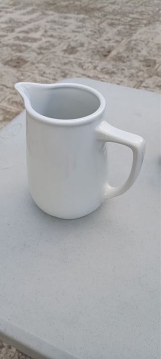 Jarra de porcelana blanca