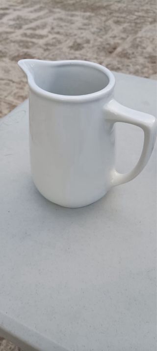 Jarra de porcelana blanca