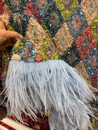 Poncho Uterqüe S. lentejuelas plumas