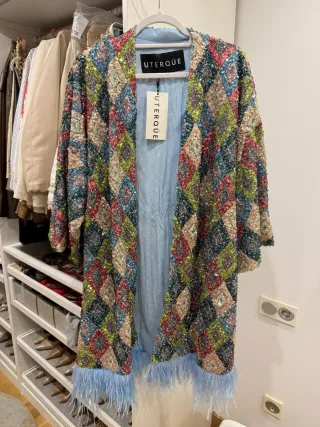 Poncho Uterqüe S. lentejuelas plumas