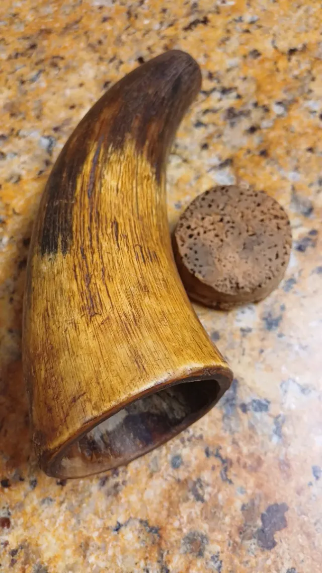 Pólvorera antigua de cuerno