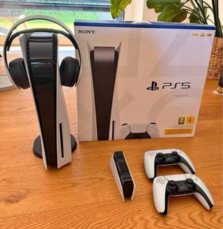 PlayStation 5 con 2 controller e cuffia