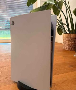 PlayStation 5 con 2 controller e cuffia