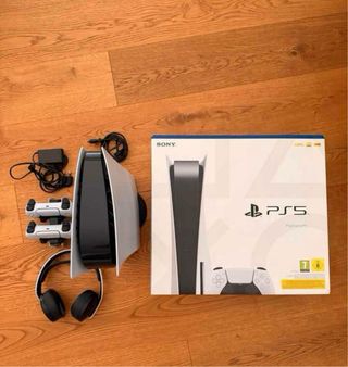 PlayStation 5 con 2 controller e cuffia