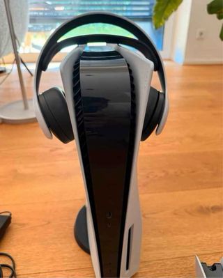 PlayStation 5 con 2 controller e cuffia