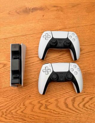 PlayStation 5 con 2 controller e cuffia