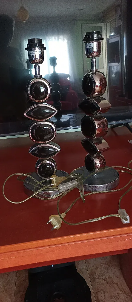 Lámpara de mesa moderna metal y plástico.