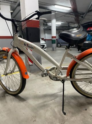 Bicicleta Btwin Naranja y Blanca