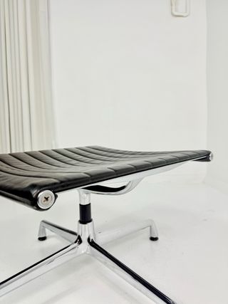 Otomana Vitra EA 125 original