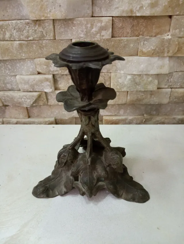 Antico portacandele in metallo