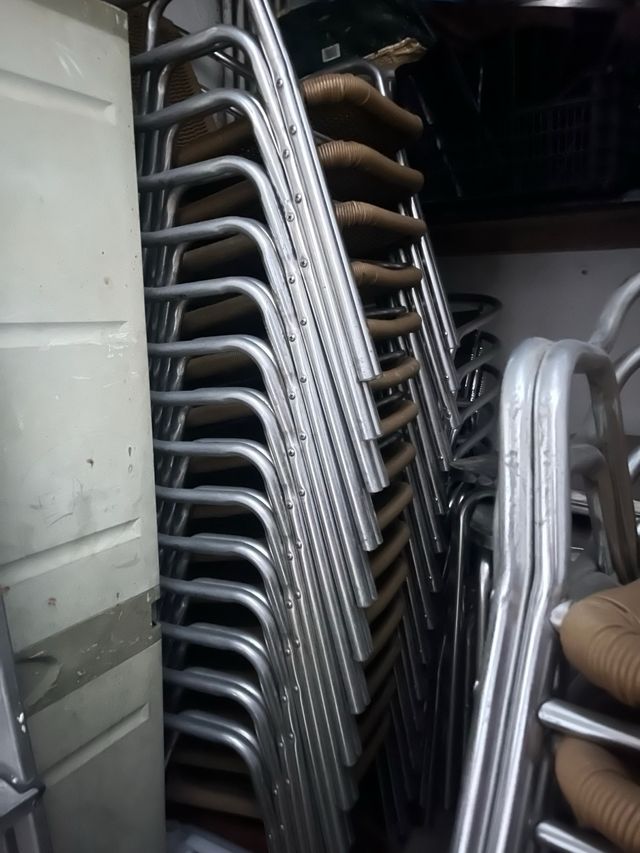 4 sedie + 1 tavolo in metallo per terrazza del bar