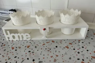 Estantería de madera con 3 macetas