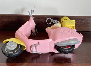 Scooter Barbie con cagnolino e casco Mattel