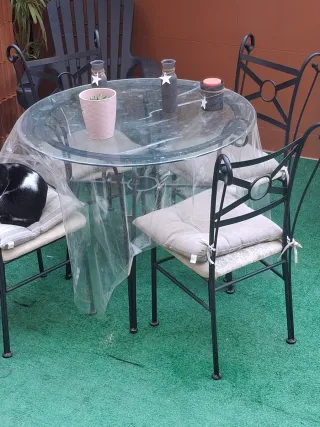 Mesa redonda cristal y 4 sillas forja