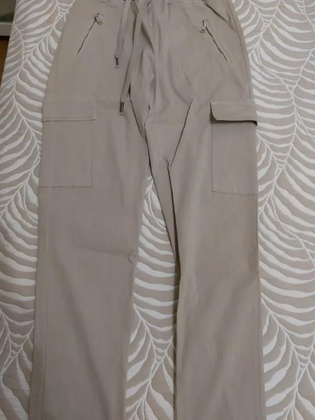 Pantalón cargo beige talla S/36