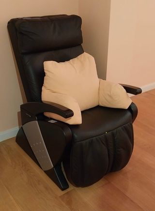 Sillón de masaje KEYTON, de cuero negro.
