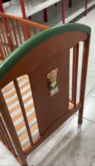 Cuna de madera con osito