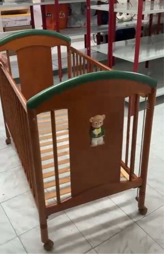 Cuna de madera con osito