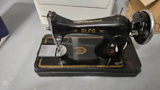 Máquina de coser Alfa antigua
