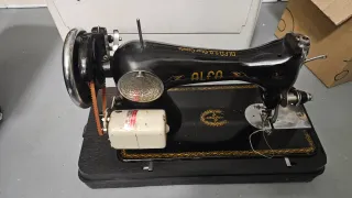 Máquina de coser Alfa antigua