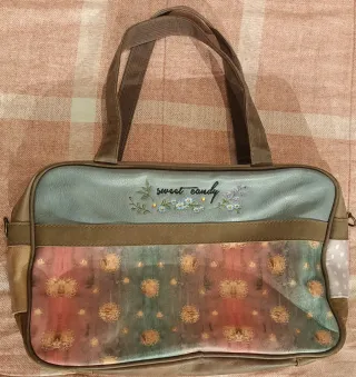 Bolso estampado con dibujos de niña y mariposa