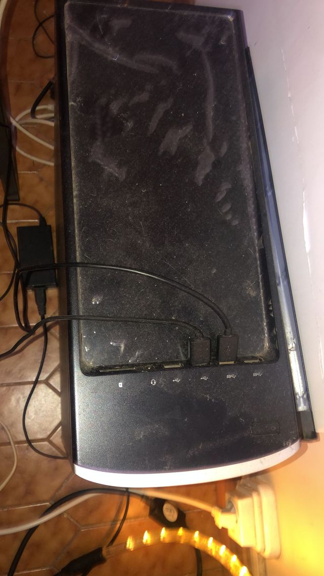 Torre de ordenador negra