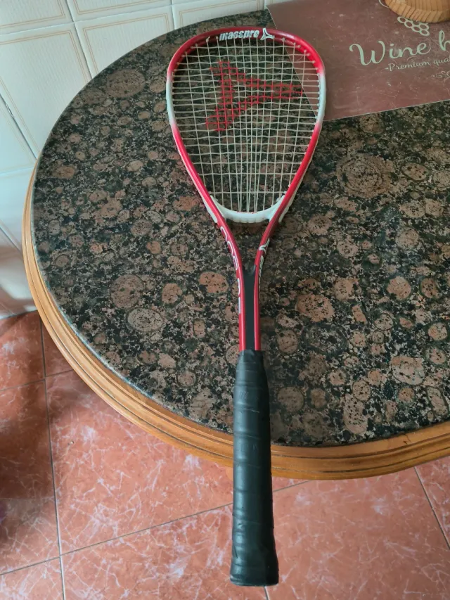 Raqueta de Squash Roja y Negra