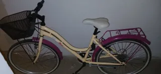 Bicicleta niña con cesta y portabultos