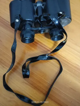 Prismáticos negros con correa
