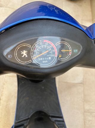 Moto Scooter Peugeot Azul y Plata