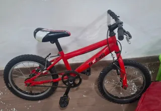 Bicicleta infantil roja
