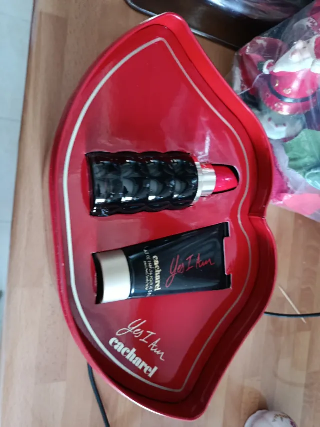 Perfume Cacharel Yes I Am Rojo