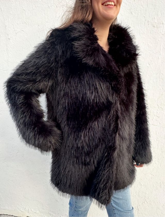 Chaqueta pelo negra botones