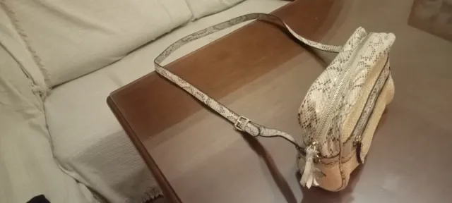Bolso con estampado de serpiente