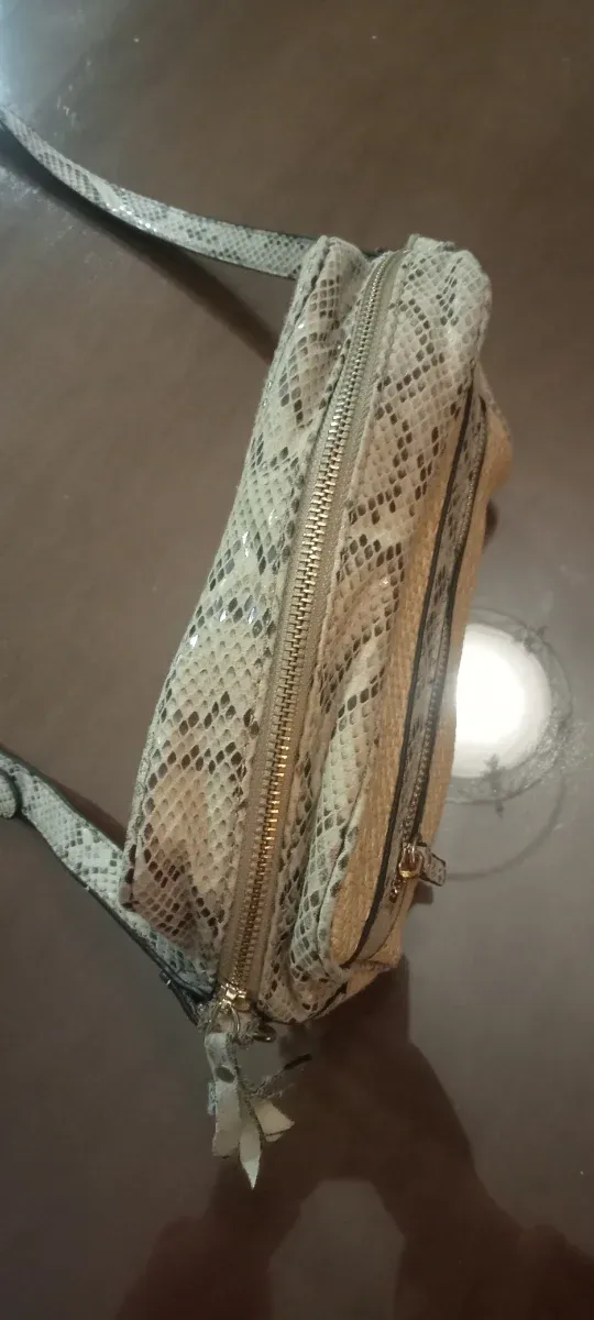 Bolso con estampado de serpiente
