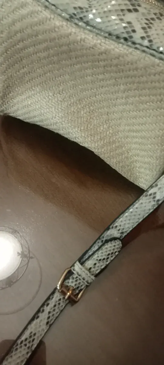 Bolso con estampado de serpiente