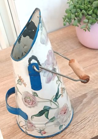 Brocca vintage in latta– stile shabby/country