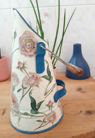 Brocca vintage in latta– stile shabby/country