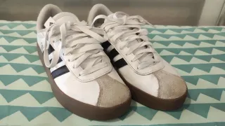 Zapatillas Adidas Blancas y Marrones