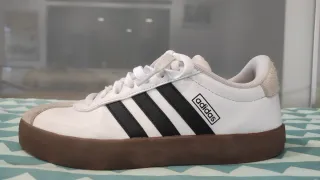 Zapatillas Adidas Blancas y Marrones