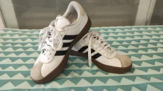 Zapatillas Adidas Blancas y Marrones
