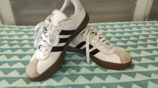 Zapatillas Adidas Blancas y Marrones