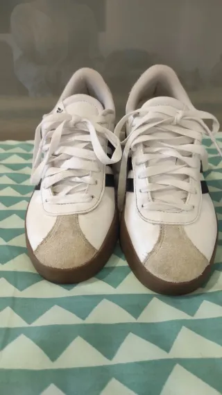 Zapatillas Adidas Blancas y Marrones