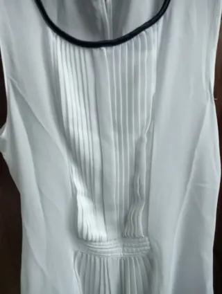 Blusa blanca sin mangas con plisados