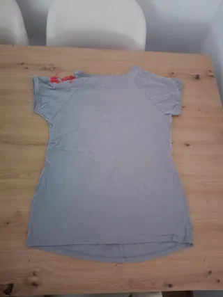 Lote de: 2 Camisetas premamá y 1 blusa.