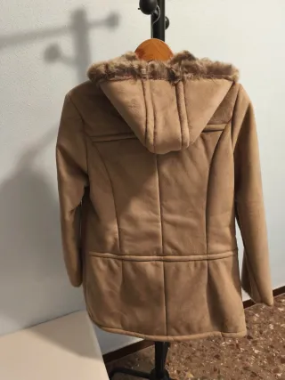 Parka de invierno beige con capucha