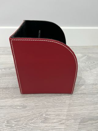 Organizador de escritorio rojo y negro.Solo envío